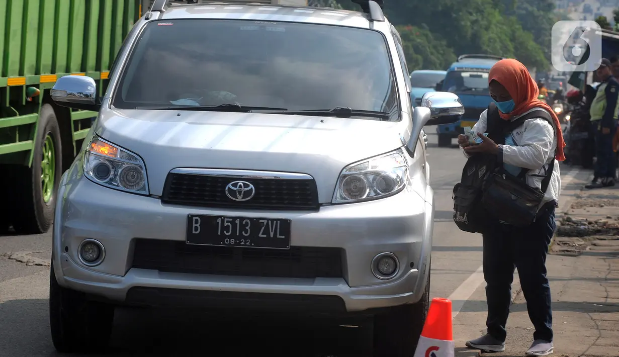 Penjual jasa penukaran uang baru melayani pembeli di kawasan Jalan Raya Parung, Bogor, Jawa Barat, Jumat  (7/5/2021). Uang baru tersebut terdiri dari pecahan Rp 2.000, Rp 5.000, Rp 10.000, Rp 20.000 hingga Rp 75.000. (merdeka.com/Arie Basuki)