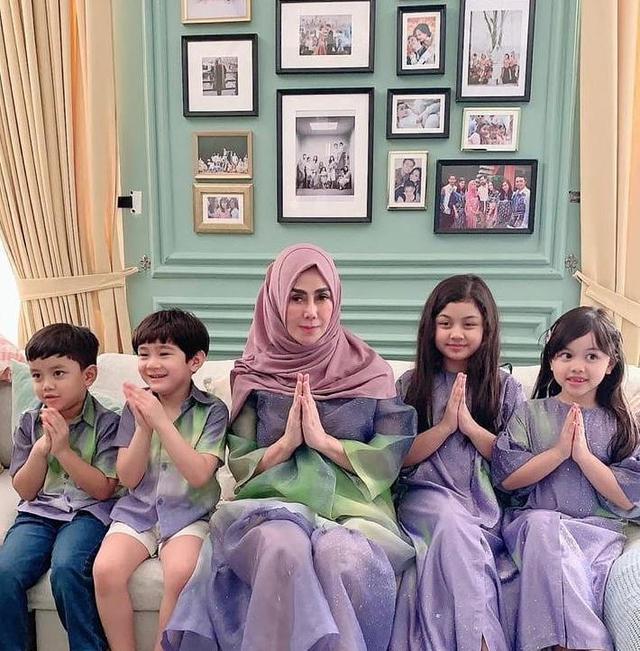 5. Potret Amy Qanita bersama dengan keempat cucunya dari Nisya Ahmad dan Raffi Ahmad.