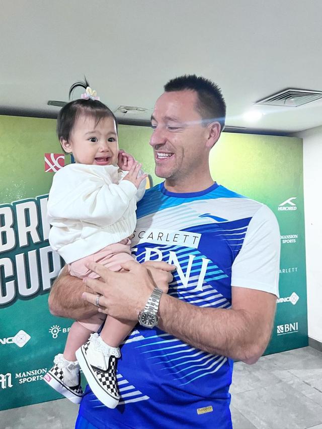 Potert baby Bible saat Digendong Alessandro Nesta dan John Terry