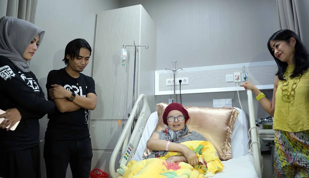 "Makasih udah dikasih dukungan serta semangat untuk saya, kami Jupe, Teh Ria, Aldi Taher juga untuk berjuang melawan penyakitnya agar sembuh," ucap Yana Yein. (Deki Prayoga/Bintang.com)