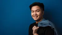 Pria tampan yang tersenyum bahagia sambil berpose dengan kemeja denim. (Vadymvdrobot/depositphotos.com)