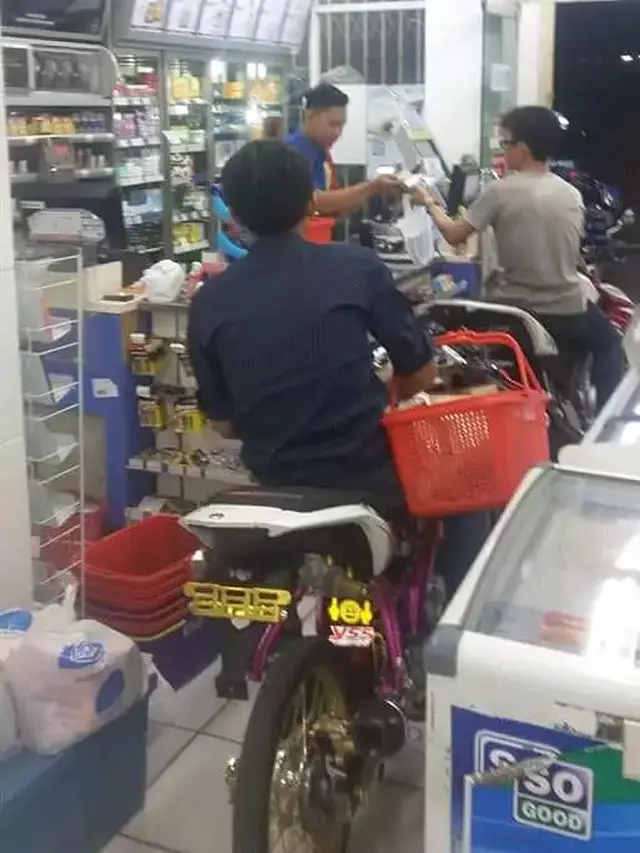 foto: Facebook/@INDOMARET,,KARYAWAN dan KELUHANNYA