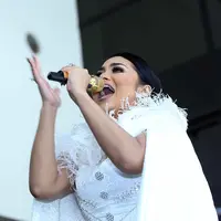 Demi menjaga eksistensinya sebagai penyanyi, Diva pop Indonesia, Krisdayanti kembali meramaikan industri musik Tanah Air. Ia baru saja mengeluarkan dua single internasional, Sleep to Dream dan In Love Again. (Nurwahyunan/Bintang.com)
