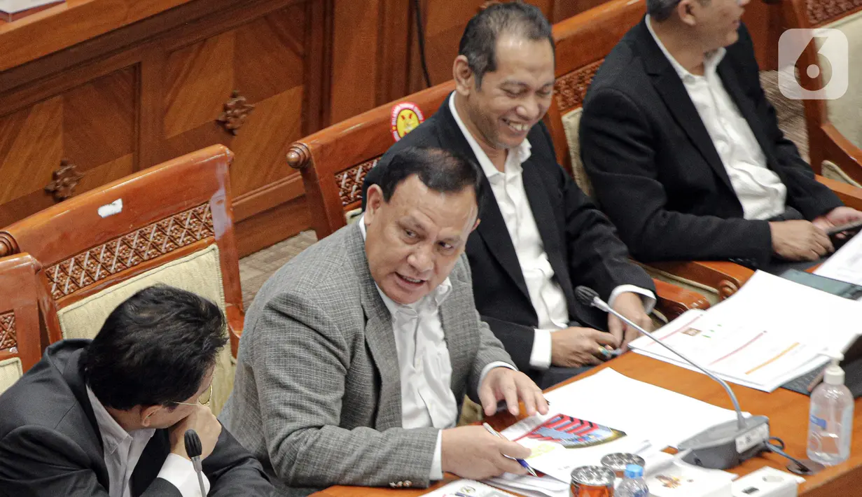 Ketua KPK Firli Bahuri (kedua kiri) bersama Wakil Ketua KPK Nurul Ghufron mengikuti rapat kerja bersama Komisi III DPR di Kompleks Parlemen Senayan, Jakarta, Kamis (9/2/2023). Rapat tersebut membahas evaluasi kinerja dan capaian KPK Tahun 2022 serta rencana kerja tahun 2023. (Liputan6.com/Faizal Fanani)