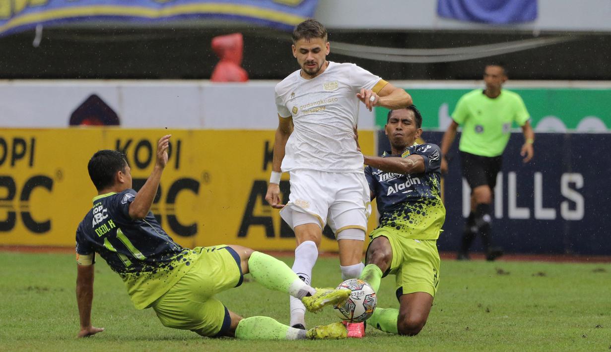 Pemain Dewa United, Majed Osman Sobhi (tengah), berusaha melewati hadangan pemain Persib Bandung dalam pertandingan pekan ke-31 BRI Liga 1 2022/2023 melawan Dewa United yang berlangsung di stadion Pakansari, Cibinong, Senin (20/3/2023). (Bola.com/Ikhwan Yanuar)