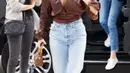 Tampilan ala Kourtney Kardashian ini akan membuatmu terlihat lebih jenjang atau tinggi. Padukan mom jeans dengan blouse untuk kesan mewah. Foto: Instagram.