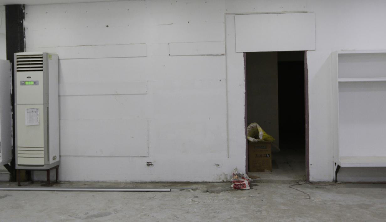 Suasana ruang ganti di Stadion Rizal Memorial, Manila, Senin (25/11). Meski akan digunakan besok untuk cabang sepak bola SEA Games 2019 namun kondisinya masih belum layak. (Bola.com/M Iqbal Ichsan)