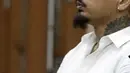 Musisi I Gede Ari Astina alias Jerinx SID sesaat sebelum sidang pembacaan putusan kasus dugaan pengancaman terhadap Adam Deni di PN Jakarta Pusat, Kamis (24/2/2022). I Gede Ari Astina divonis satu tahun penjara, denda Rp 25 juta subsider satu bulan kurungan. (Liputan6.com/Helmi Fithriansyah)