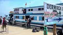 Sejumlah penumpang turun dari kapal jurusan Pulau Pramuka dan Pulau Pari di Pelabuhan Kali Kali Adem, Muara Angke, Jakarta Utara, Senin (2/1/2017). (Liputan6.com/Faizal Fanani)