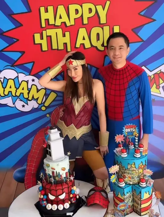 Menyesuaikan tema, baik Ayu dan Regi pun kompak tampil totalitas cosplay ala superhero. [@mrsayudewi]