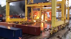 Kapal feri menabrak crane pengangut kontainer di pelabuhan Barcelona, Spanyol. Akibatnya crane runtuh dan sejumlah kontainer terbakar.