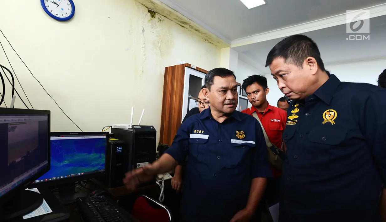 Menteri ESDM Ignasius Jonan memantau aktivitas Gunung Anak Krakatau dari Pos Pantau di Serang, Banten, Jumat (28/12). Status Gunung Anak Krakatau dinaikkan dari waspada level II menjadi siaga level III. (Merdeka.com/Imam Buhori)
