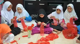 Sejumlah anak membuat kerajinan tangan di Rumah Amelia, Ciledug, Tangerang, Minggu (11/10/2015). Selain menari, di sini anak-anak juga mendapat pengajaran membuat prakarya. (Liputan6.com/Gempur M Surya)