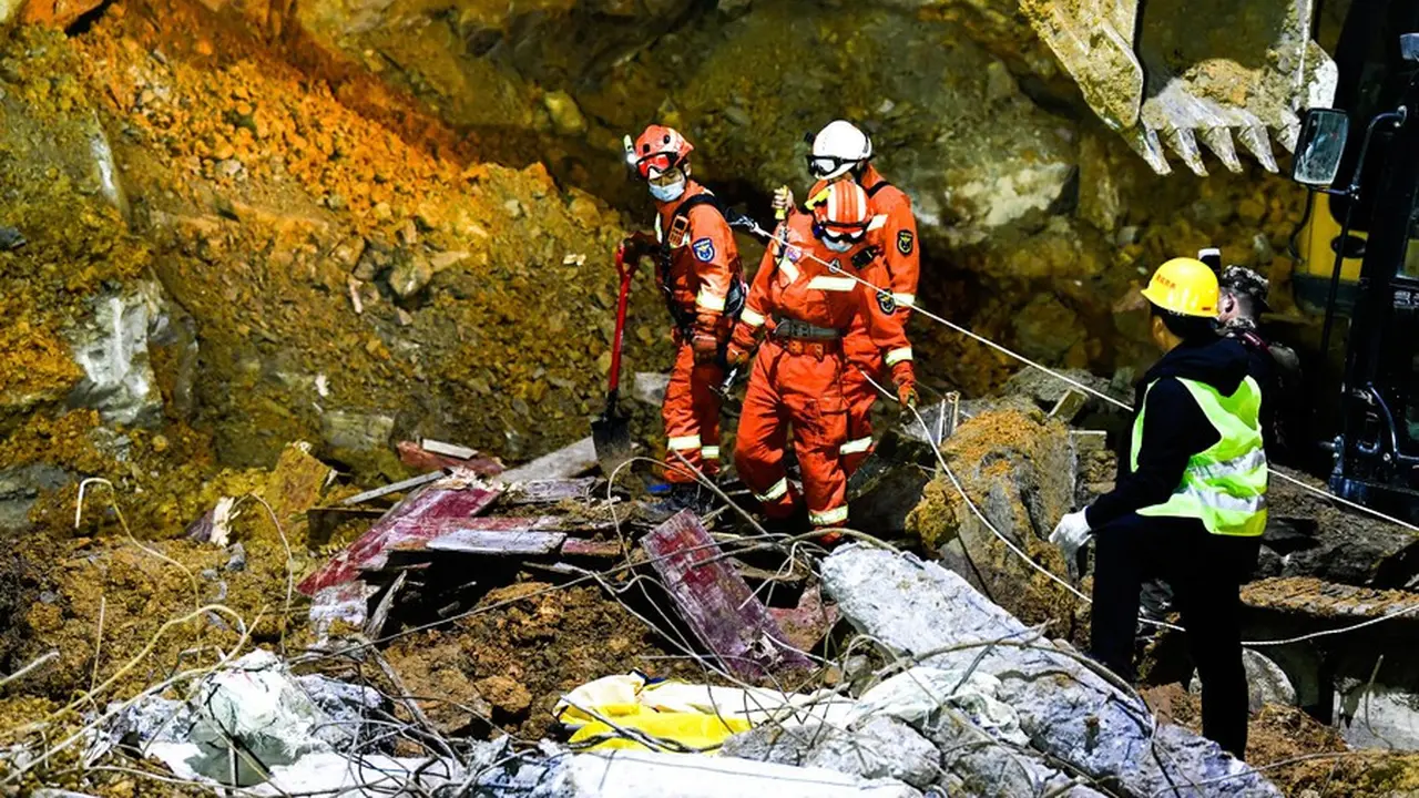 Tim penyelamat bekerja di lokasi tanah longsor di Bijie, Provinsi Guizhou, China barat daya, pada 4 Januari 2022. (Xinhua/Yang Wenbin)