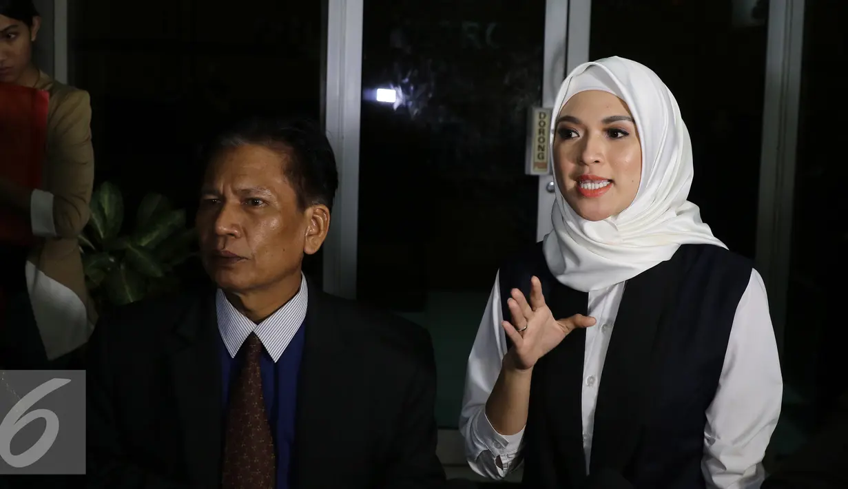 Delia Septianti (kanan) bersama kuasa hukumnya memberi keterangan pers di Polda Metro Jaya, Selasa (19/7). Delia Septianti melaporkan balik rekan bisnisnya, Amelia atas tuduhan pencemaran nama baik. (Liputan6.com/Herman Zakharia)