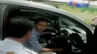 Pelajar Berhamburan Keluar Kelas saat Parkir Liar Ditertibkan