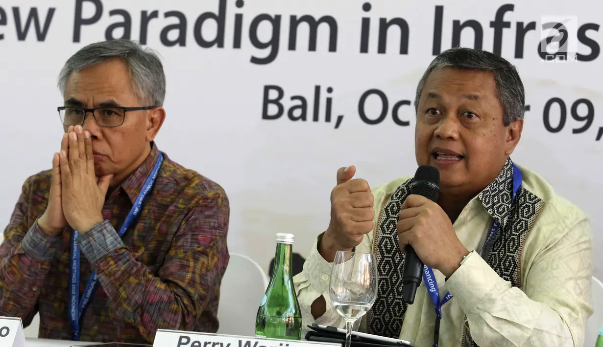 Gubernur BI Perry Warjiyo (kanan) didampingi Ketua Dewan Komisioner OJK Wimboh Santoso saat pembukaan Indonesia Investment Forum 2018, Bali, Selasa (9/10). Acara berisi perjanjian kerja sama senilai total USD 13,6 miliar. (Liputan6.com/Angga Yuniar)