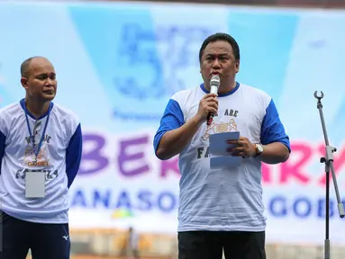 Rachmat Gobel (kanan) memberikan sambutan saat acara Family Gathering Karyawan PT.Panasonic Gobel, Jakarta, Minggu (11/10/2015). Panasonic Gobel berkomitmen akan terus membangun industri untuk kepentingan ekonomi nasional. (Liputan6.com/Faizal Fanani)
