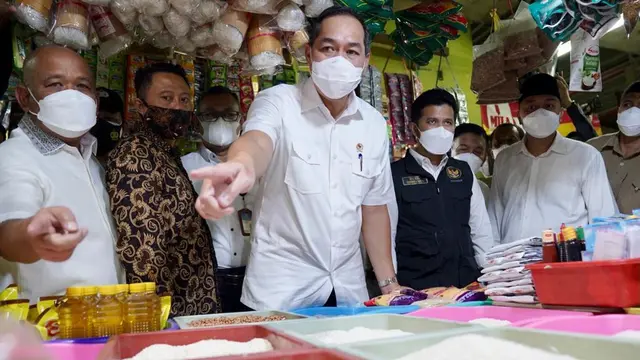 Mendag Lutfi meninjau Pasar Wonokromo dan Pasar Induk Hortikultura Osowilangun di Surabaya, Jawa Timur