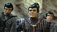 Maurice Roeves (tengah) dalam Star Trek: The Next Generation ( CBS WORLDWIDE INC. via IMDb)