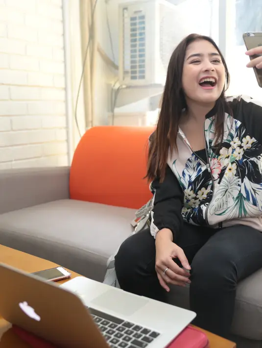 Ketika banyak haters yang menyerangnya, ia mengaku lebih baik diam. Ini dilakukan agar tidak menimbulkan masalah baru. Haters juga dijadikan sebagai pengingat untuk tidak sombong. Haters juga bisa membuatnya lebih baik lagi. (Adrian Putra/Bintang.com)