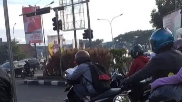 6 Potret Siswa Belajar di Atas Motor Ini Bikin Deg-degan, Detik-detik Jelang Ujian