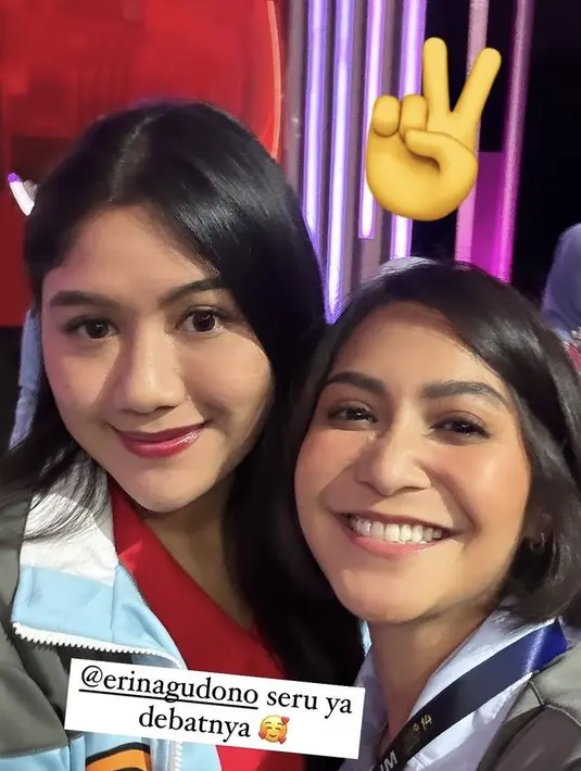 Begitupun dengan Erina Gudono yang tampil dengan mengaplikasikan lipstik merah maroon sebagai pelengkap riasan. Sentuhan blush on pink tipis di pipi riasan mata smokey.   [@cacatengker]