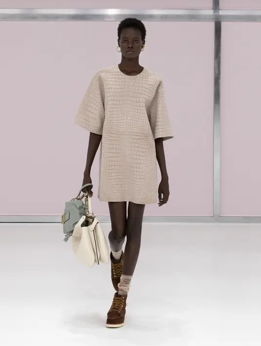 Gaun flapper tipis berhias rumit, pakaian luar yang sangat mewah berbahan kulit buaya, gaun tidur sutra, dan mantel bulu yang mudah dikenakan.