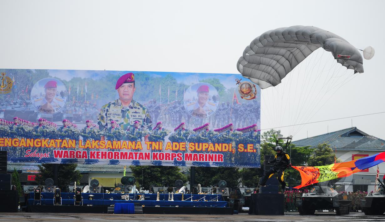 Seorang prajurit saat melakukan atraksi terjun paying di Markas Marinir Cilandak, Jakarta Selatan, Kamis (2/4/2015). Antraksi tersebut untuk pemberian gelar Warga Kehormatan Marinir kepada KSAL Laksamana Ade Supandi. (Liputan6.com/Yoppy Renato)