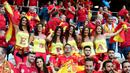 Gaya suporter Spanyol saat mendukung timnya melawan Turki pada laga Grup D Piala Eropa 2016 di Allianz Riviera, Nice, Sabtu (18/6/2016) dini hari WIB. (AFP/Tobias Schwarz)