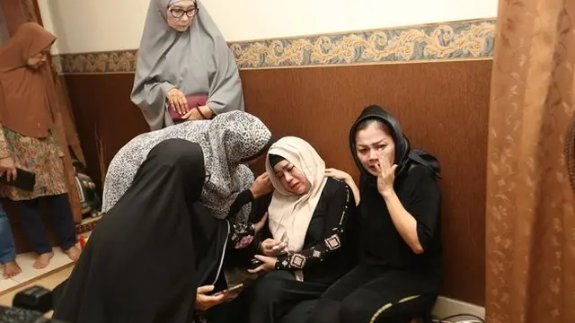 7 Momen Anisa Bahar saat Bertemu Jenazah Sang Bunda, Penuh Isak Tangis