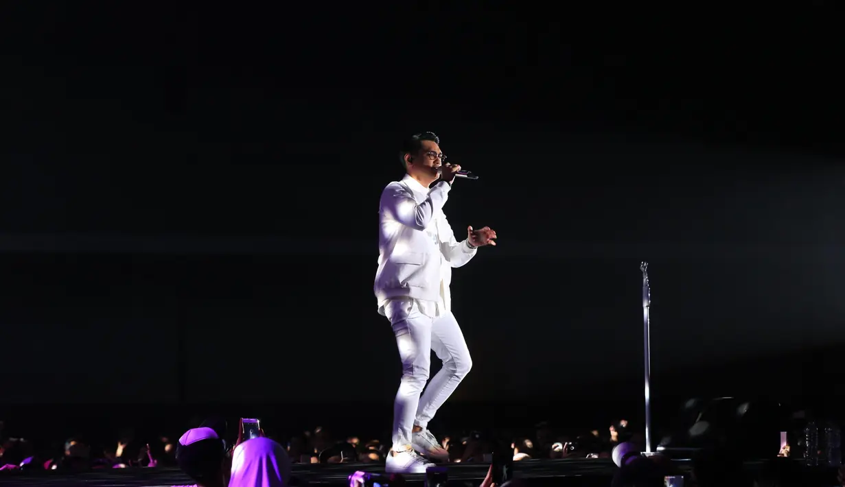 Tidak hanya suaranya yang mampu memikat perhatian penonton, namun juga pesona Afgan yang mengenakan pakaian serba putih saat itu. Di tengah penampilan, Afgan meminta izin menyanyikan lagu baru dengan rasa nervousnya. (Adrian Putra/Bintang.com)