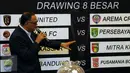 CEO Mahaka, Hasani Abdulgani menunjukan hasil Drawing 8 Besar Turnamen Piala Presiden 2015 di Jakarta, Jumat (11/9/2015). Babak 8 Besar Piala Presiden 2015 akan berlangsung pada 19 dan 26 September. (Liputan6.com/Helmi Fithriansyah)