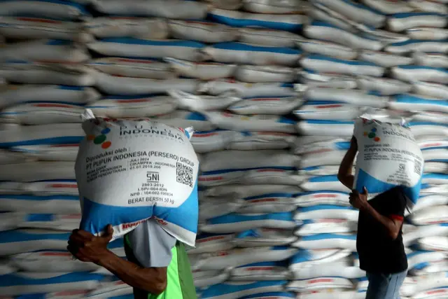 PT Pupuk Indonesia (Persero) memastikan stok pupuk subsidi cukup di tengah meningkatnya permintaan menjelang musim tanam.