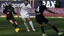 Pemain Venezia, Jay Idzes (kanan) membayangi pergerakan pemain Inter Milan, Mehdi Taremi pada laga lanjutan Liga Italia 2024/2025 di Pier Luigi Penzo Stadium, Venice, Minggu (12/01/2025) malam WIB. (AFP/Andrea Pattaro)