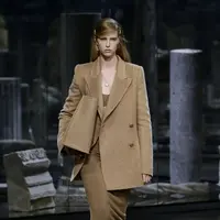FENDI menghadirkan koleksi ready to wear untuk musim gugur/musim dingin 2021, sekaligus babak baru yang menggambarkan feminitas dan savoir faire brand ini sendiri. Foto: Document/FENDI.