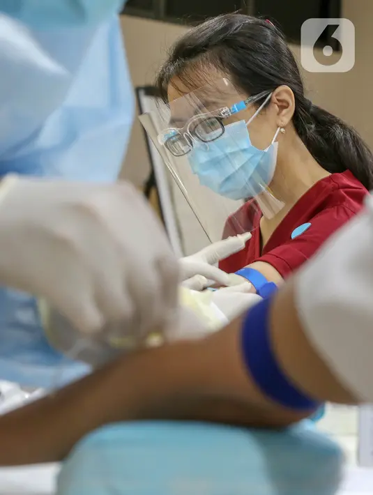 Petugas medis menjalani Tes serologi COVID-19 di RS Siloam Kebon Jeruk, Jakarta, Selasa (11/8/2020). Tes serologi bagi tenaga medis, staf hingga pekerja pendukung merupakan langkah strategis dalam menjaga rumah sakit menjadi tempat berobat yang aman bagi pasien. (Liputan6.com/Fery Pradolo)