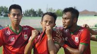 Persibat Batang mengalahkan Persita Tangerang 2-1 pada laga perdana Grup B babak 16 besar Liga 2 2017 di Stadion Singaperbangsa, Karawang, Kamis (21/9/2017). (Bola.com/Robby Firly) 