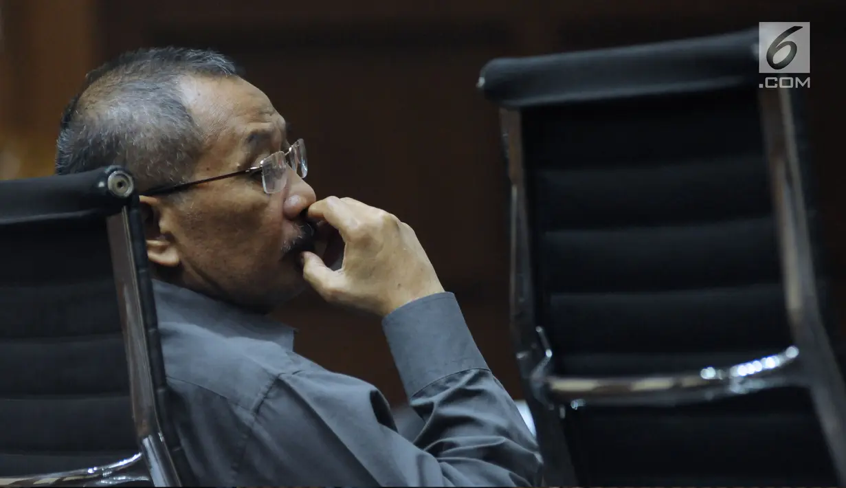 Terdakwa suap Hakim Pengadilan Tinggi Manado, Sudi Wardono saat menjalani sidang pembacaan nota pembelaan di Pengadilan Tipikor, Jakarta, Rabu (23/5). Sebelumnya, Sudi Wardono dituntut hukuman delapan tahun penjara. (Liputan6.com/Helmi Fithriansyah)