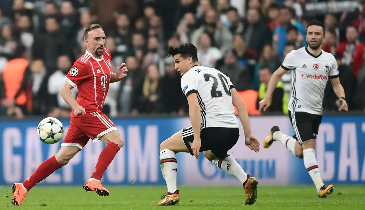 Aksi Franck Ribery (kiri) mengecoh pemain Besiktas, Necip Uysal pada leg kedua 16 besar Liga Champions di Vodafone Stadyumu, Besiktas Park, Istanbul, (14/3/2018). Bayern menang 3-1. (AFP/Ozan Kose)