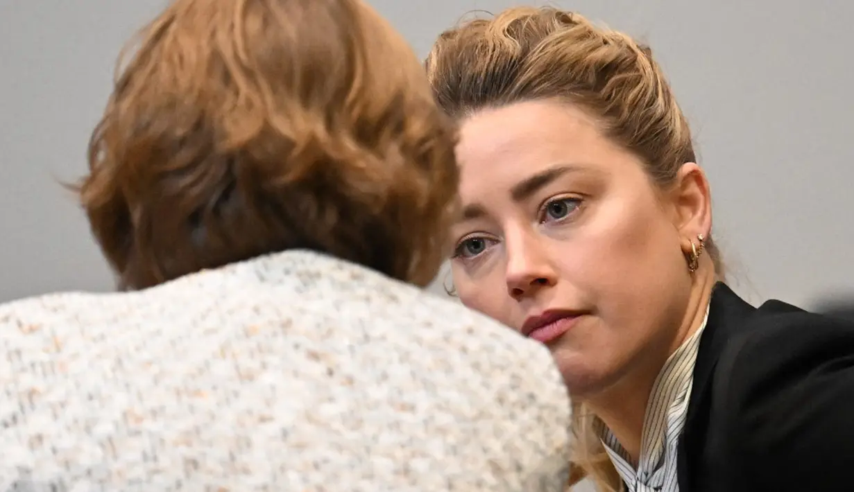 Aktris Amber Heard terlihat saat persidangan di Fairfax County Circuit Courthouse, Fairfax, Virginia, Amerika Serikat, 19 April 2022. Johnny Depp menggugat Amber Heard setelah dia menulis artikel opini di The Washington Post pada tahun 2018. (JIM WATSON/POOL/AFP)