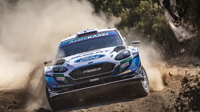 Aksi Ford Fiesta WRC Menerjang Lintasan Kerikil dan Debu Tebal⁠