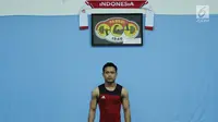 Lifter putra Surahmat jelang melakukan angkatan pada tes prestasi pelatnas angkat besi Asian Games 2018 di Mako Lanmar Jakarta, Selasa (6/3). Tes prestasi ini untuk mengukur kemajuan atlet jelang Asian Games 2018. (Liputan6.com/Helmi Fithriansyah)