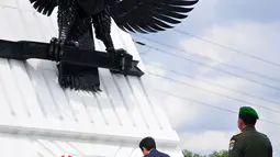 PM Jepang, Shinzo Abe saat memberikan bunga di Taman Makam Pahlawan, Jakarta, Rabu (22/4/2015). PM Abe berdoa untuk Eto Sichio, warga Jepang yang membantu perjuangan rakyat Indonesia saat perang kemerdekaan. (Liputan6.com/Yoppy Renato)