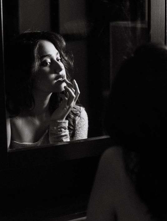 Berpose di depan cermin, pesona Syifa Hadju kian terpancar. Pemotretan dengan nuansa hitam putih ini pun mebawa kesan dramatis. Parasnya yang cantik tampak semakin terlihat dalam pemotretan ini.(Liputan6.com/IG/@syifahadjureal)