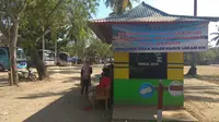 Pintu masuk obyek wisata pantai Anyer, Kabupaten Pandeglang, Banten. Meskipun harga tiket parkir sangat mahal, lokasi ini tetap ramai dikunjungi wisatawan dari berbagai daerah. (Liputan6.com/Achmad Sudarno)