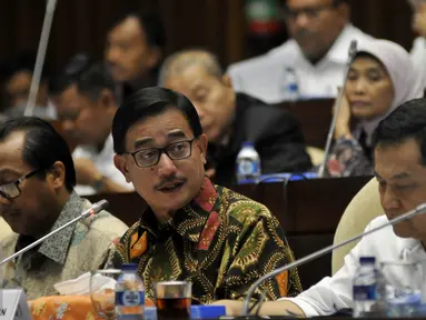 Mentri Agraria dan Tata Ruang/Kepala BPN Ferry Mursyidan Baldan menghadiri rapat kerja dengan Komisi II DPR di kompleks Parlemen, Jakarta, Senin (21/9/2015). Rapat membahas Anggaran di Kementrian Agraria tahun 2016. (Liputan6.com/Johan Tallo)