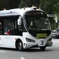 Bus tanpa pengemudi melaju selama uji coba publik di kawasan wisata Pulau Sentosa, Singapura pada 20 Agustus 2019. Uji coba kendaraan tanpa awak ini bagian dari ambisi untuk mempercepat penggunaan kendaraan otonom di negara tersebut. (Roslan RAHMAN/AFP)