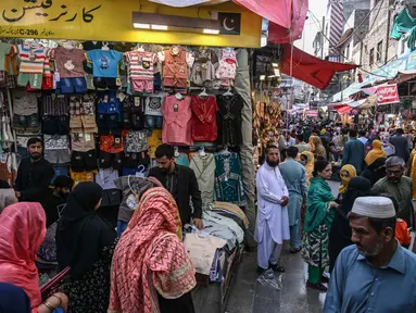 Umat Muslim Pakistan berbelanja untuk perayaan Idul Fitri, selama minggu terakhir bulan suci Ramadan 1447 Hijriah, di Rawalpindi pada 14 Maret 2026. Pasar di Rawalpindi, Pakistan, dipadati warga menjelang Hari Raya Idul Fitri 1447 Hijriah. (Farooq NAEEM/AFP)