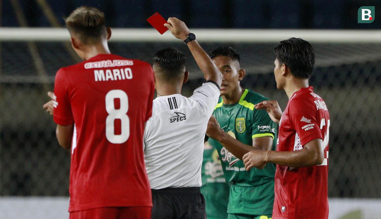 Pemain Persebaya Surabaya, Rizky Ridho (kedua dari kanan) mendapat kartu merah saat menghadapi Persik Kediri dalam laga Grup C Piala Menpora 2021 di Stadion Si Jalak Harupat, Bandung, Selasa (23/3/2021). (Bola.com/M Iqbal Ichsan)